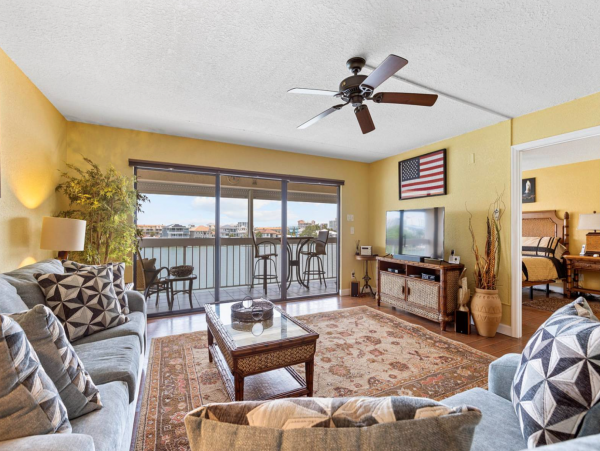 Clearwater waterfront condo short walk to beach