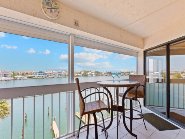 Clearwater waterfront condo short walk to beach