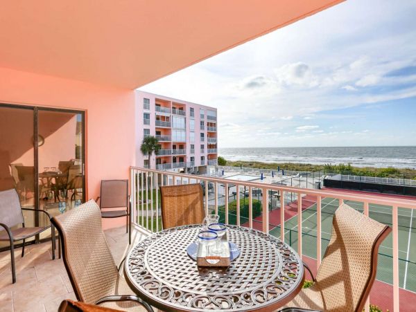 Charming Beachside Condo with 3 Bedrooms