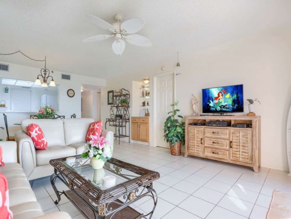 Charming Beachside Condo with 3 Bedrooms