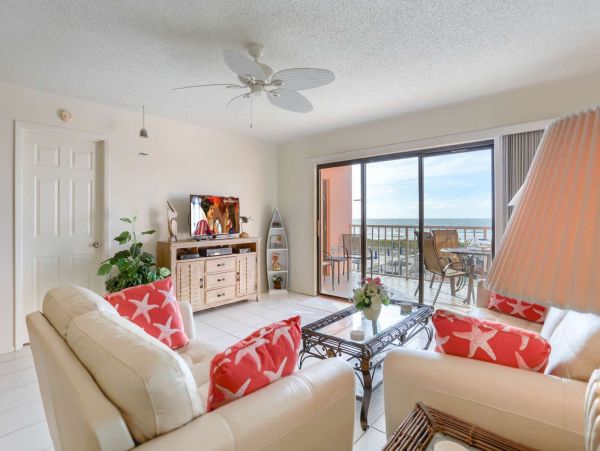 Charming Beachside Condo with 3 Bedrooms