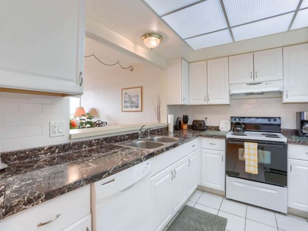 Charming Beachside Condo with 3 Bedrooms
