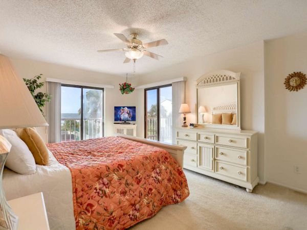 Charming Beachside Condo with 3 Bedrooms