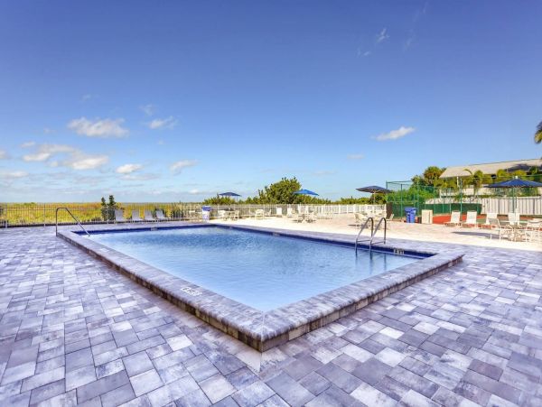 Charming Beachside Condo with 3 Bedrooms