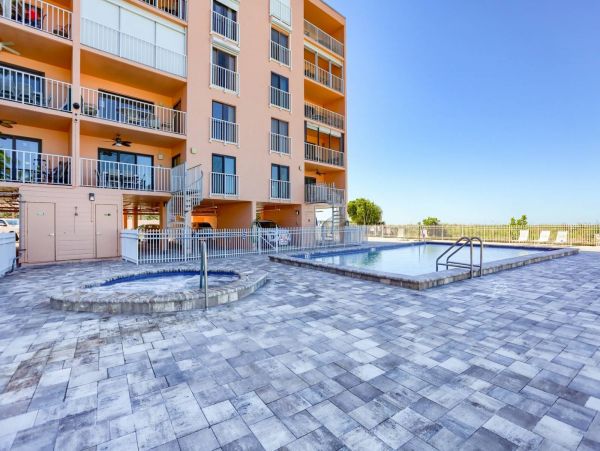 Charming Beachside Condo with 3 Bedrooms