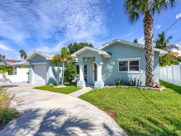 Three Bedroom Charming Vacation Home in Indian Rocks Beach 9 Guests