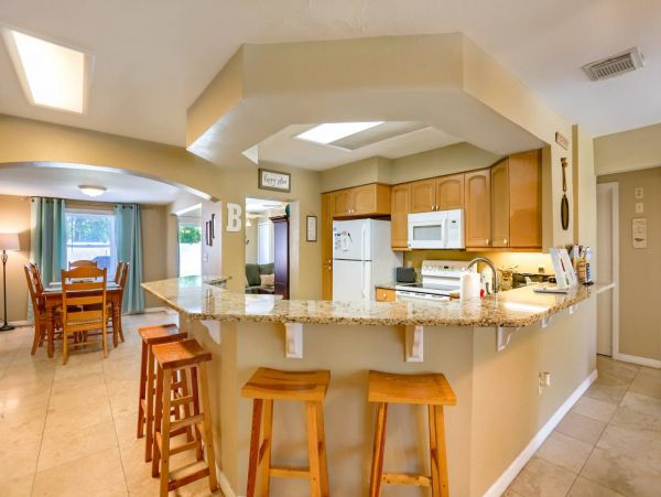 Three Bedroom Charming Vacation Home in Indian Rocks Beach 9 Guests