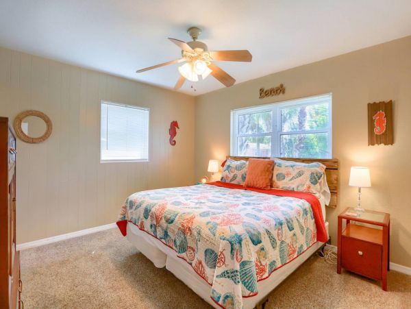 Three Bedroom Charming Vacation Home in Indian Rocks Beach 9 Guests