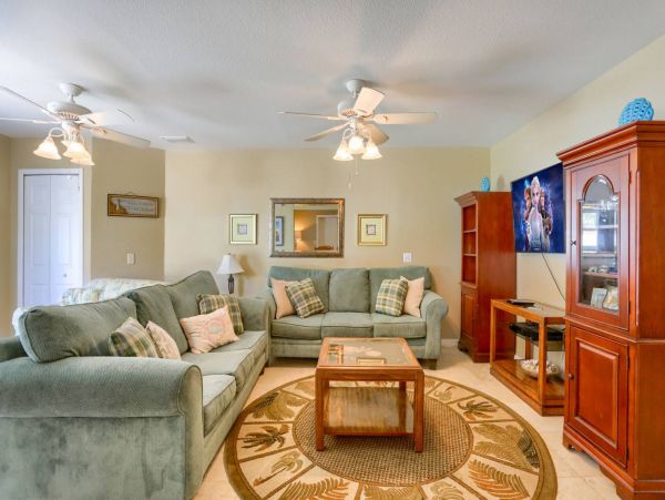 Three Bedroom Charming Vacation Home in Indian Rocks Beach 9 Guests