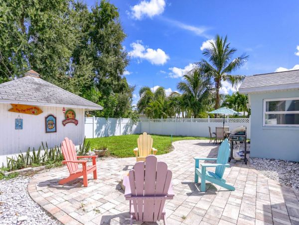 Three Bedroom Charming Vacation Home in Indian Rocks Beach 9 Guests