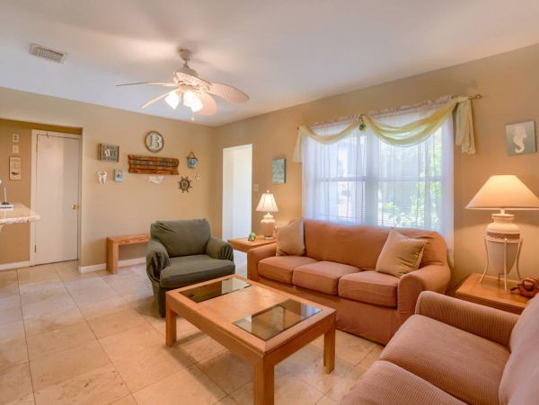 Three Bedroom Charming Vacation Home in Indian Rocks Beach 9 Guests