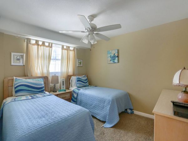 Three Bedroom Charming Vacation Home in Indian Rocks Beach 9 Guests