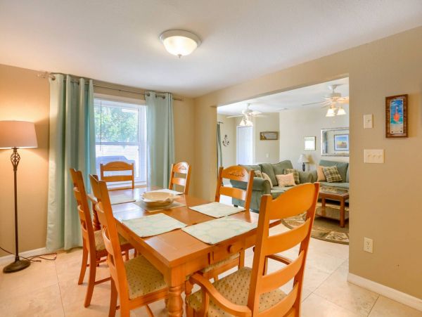 Three Bedroom Charming Vacation Home in Indian Rocks Beach 9 Guests