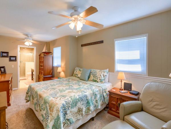 Three Bedroom Charming Vacation Home in Indian Rocks Beach 9 Guests