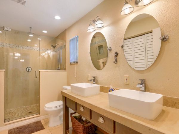 Three Bedroom Charming Vacation Home in Indian Rocks Beach 9 Guests