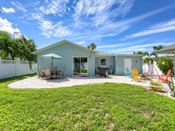 Three Bedroom Charming Vacation Home in Indian Rocks Beach 9 Guests