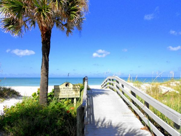 Three Bedroom Charming Vacation Home in Indian Rocks Beach 9 Guests