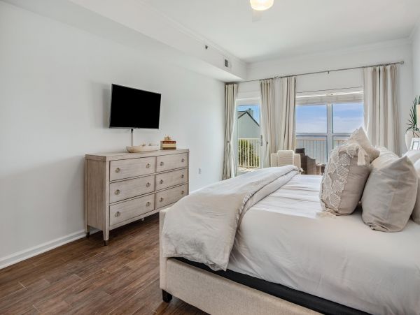 Beachfront Vacation Pool Condo Sleeps 7 Guests in Santa Rosa Beach