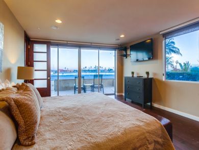 Bay Beachfront 3 Bedroom Vacation Rental in Mission Beach