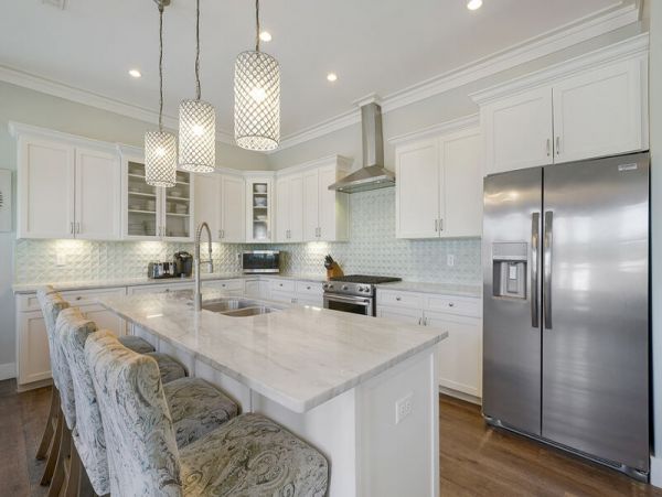 Beautiful 6 Bedroom Vacation Home Private Lakefront Pool