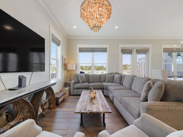 Beautiful 6 Bedroom Vacation Home Private Lakefront Pool