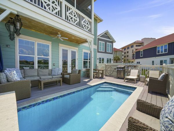 Beautiful 6 Bedroom Vacation Home Private Lakefront Pool