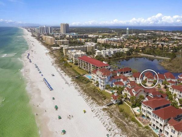 Beautiful 6 Bedroom Vacation Home Private Lakefront Pool