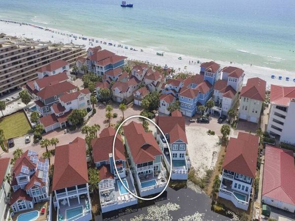 Beautiful 6 Bedroom Vacation Home Private Lakefront Pool