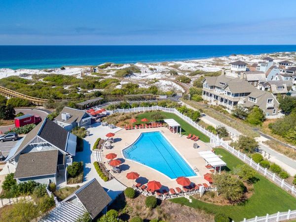 Beautiful 6 Bedroom Home Sleeps 14 Guests Community Pool