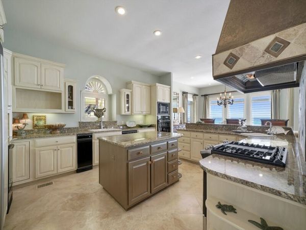 Oceanfront Luxury Vacation Home Sleeps 18 Guests in Destin