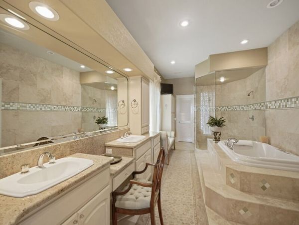 Oceanfront Luxury Vacation Home Sleeps 18 Guests in Destin