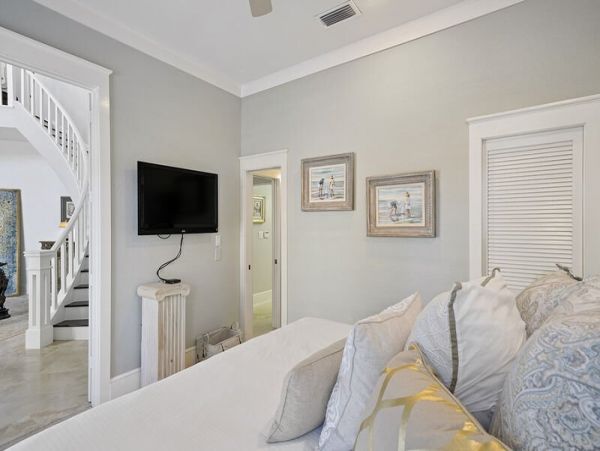Oceanfront Luxury Vacation Home Sleeps 18 Guests in Destin