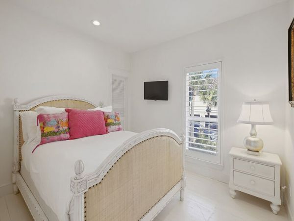 Oceanfront Luxury Vacation Home Sleeps 18 Guests in Destin