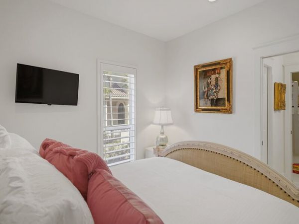 Oceanfront Luxury Vacation Home Sleeps 18 Guests in Destin