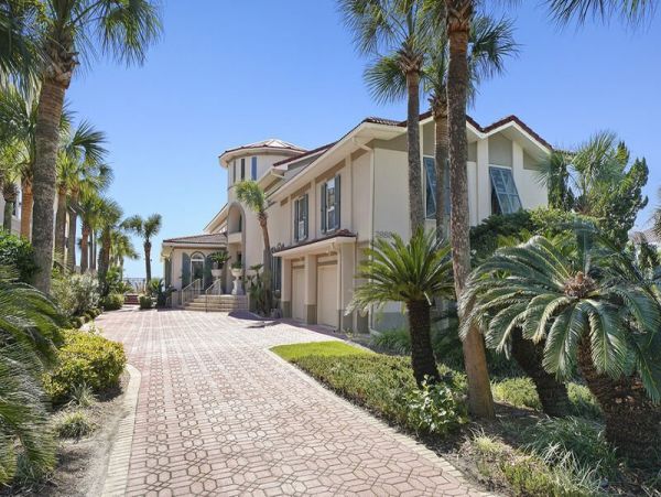 Oceanfront Luxury Vacation Home Sleeps 18 Guests in Destin