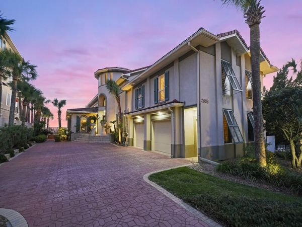 Oceanfront Luxury Vacation Home Sleeps 18 Guests in Destin