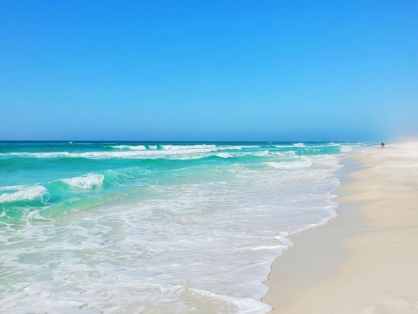 Oceanfront Luxury Vacation Home Sleeps 18 Guests in Destin