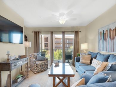 Prime Location 2 Bedroom Condo Sleeps 6 Short Walk to Beach