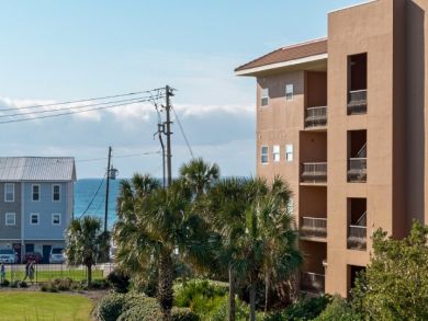 Prime Location 2 Bedroom Condo Sleeps 6 Short Walk to Beach
