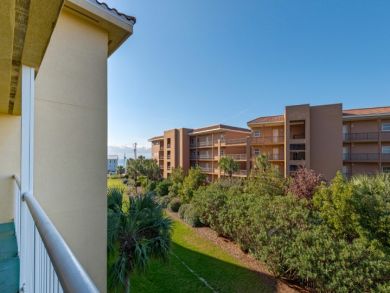 Prime Location 2 Bedroom Condo Sleeps 6 Short Walk to Beach
