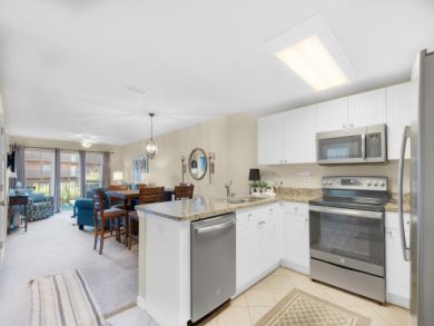 Prime Location 2 Bedroom Condo Sleeps 6 Short Walk to Beach