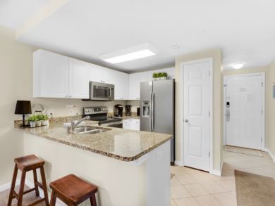 Prime Location 2 Bedroom Condo Sleeps 6 Short Walk to Beach