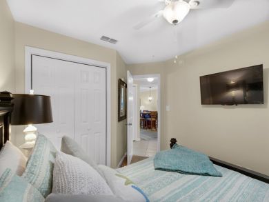 Prime Location 2 Bedroom Condo Sleeps 6 Short Walk to Beach
