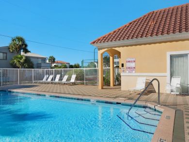 Prime Location 2 Bedroom Condo Sleeps 6 Short Walk to Beach
