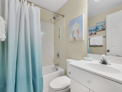 Prime Location 2 Bedroom Condo Sleeps 6 Short Walk to Beach