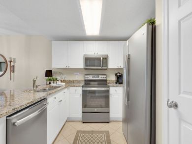 Prime Location 2 Bedroom Condo Sleeps 6 Short Walk to Beach