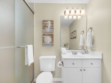 Prime Location 2 Bedroom Condo Sleeps 6 Short Walk to Beach