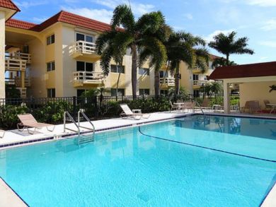 Walk to Beach 2 Bedroom Vacation Condo in Sanibel