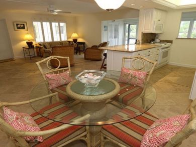 Walk to Beach 2 Bedroom Vacation Condo in Sanibel