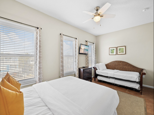 Four bedroom Amazing Town Home Can Accommodate 16 guests